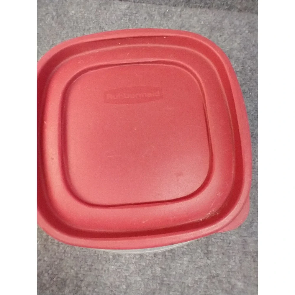 Rubbermaid TakeAlongs 7 Cup Square Food Storage Container with Red Purple Lids‎